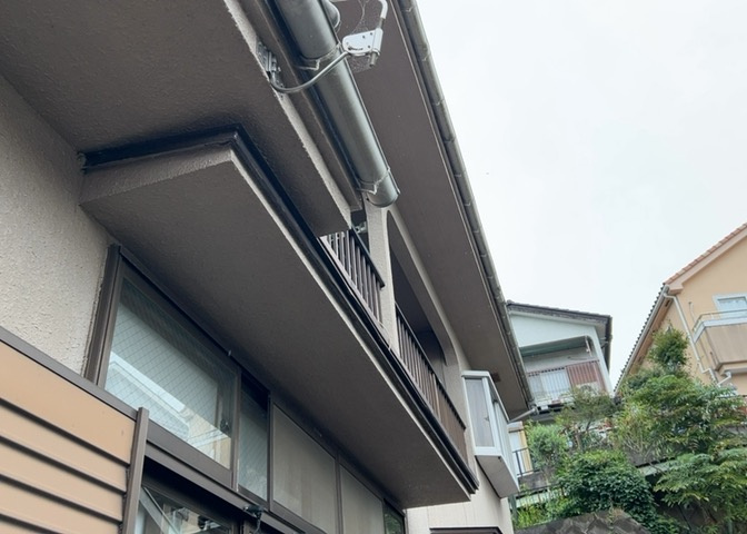 バルコニーは、室外の専用スペースのうち、「屋根がなく開放された空間」であるものを指します。ベランダより広いタイプのものが多く、日当たりもよいため家庭菜園などを楽しみたい人にとって適した環境となります。