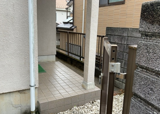 玄関ポーチにおいて最も重視すべきと言っても良いのが広さです。適切な広さの玄関ポーチでないと外見的なバランスは崩れてしまいますし、何より使いにくくなってしまいますので、現地で実際に下見をしてみましょう！