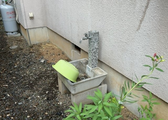 敷地内に散水栓や立水栓があると便利です。水道水を直接利用できるため、水を運ぶ手間を省くことが出来ます。大量の水を必要とする洗車作業や清掃などに役立ちます。その他設備とあわせて、現地でご確認ください。