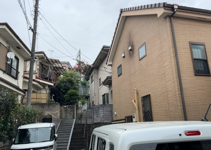 南側道路の場合は長い時間光を入れ込むことができるため、庭やリビングを道路側に持ってくることが多く土地価格も高い傾向にあります。一方北側道路だとリビングや庭が南側になりプライバシーを守ることができます。