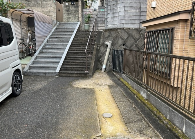 車一台あたりに必要なスペースは、標準サイズの普通自動車で横幅2m50cm、長さ5mは必要になります。ただし、乗降のことも考慮して横幅3m30cm、長さ5m50cmほどは確保できるところを選びましょう。