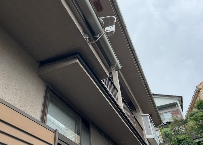 バルコニーは、建物内から室外へ楽に出入りできる便利なスペースです。また、バルコニーには手すりを付けることが義務付けられており、手すりの高さは110cm以上で施工することが建築基準法で定められています。