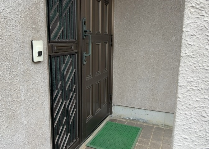 玄関は家の顔と言っても過言ではありません。現地を見学する際は玄関の広さや全体のバランスなどを見てみるといいでしょう。一般的なアプローチのしやすさだけではなく、お年寄りにも優しい設計のものだと安心です。