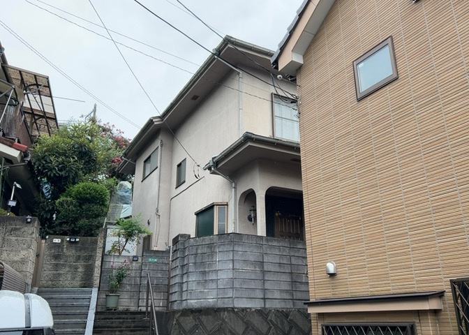 住宅用の土地では前面道路に2m以上接していなければならないと法律で定められています。しかし、お持ちの車のサイズやライフスタイルなどにより、2mでは利便が悪い場合もございますので、事前に確認しましょう。