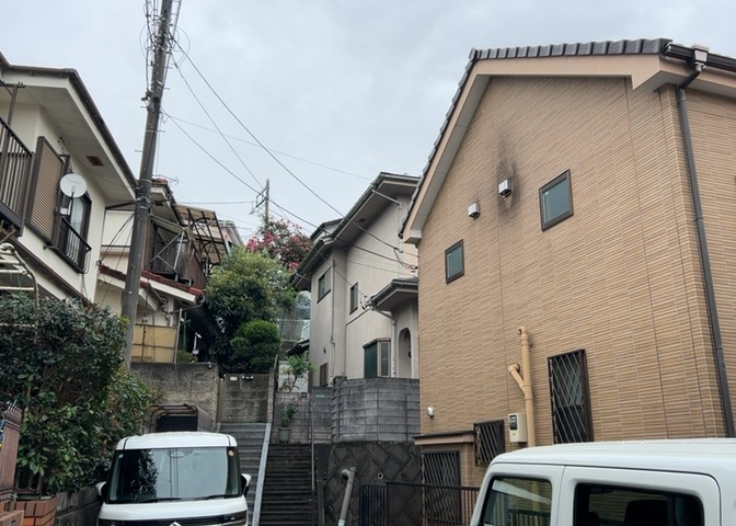 道幅が広い場所は日当たりや風通が良好です。幅が広いのですれ違いも可能ですし大きな車でも駐車可能！一方で、大型車が通ることも多くなるため交通量の増加により騒音に繋がります。また土地の値段が高くなります。