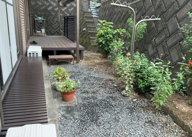 庭があることでガーデニングや家庭菜園はもちろん、こどもの遊び場やペットを放して遊ぶことができます。また、家の周囲に余裕があるということです。隣地との間があれば、十分な日当たりと、風通しが確保できます。