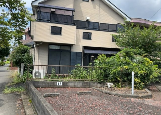 土地の形が極端に長細かったり、狭小地、あるいは道路との高低差がある傾斜地だった場合、後々売ろうとしても買い手がつかない場合もあります。後々、売却することになった時に価値の下がらない土地を選びましょう。