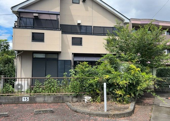 土地の面積＝住宅面積ではありません。建ぺい率の問題などで、土地のある場所によって住宅を建てられる面積は限られています。高さもしかり、「土地」という言葉の中には、建築条件も含まれると考えておきましょう。