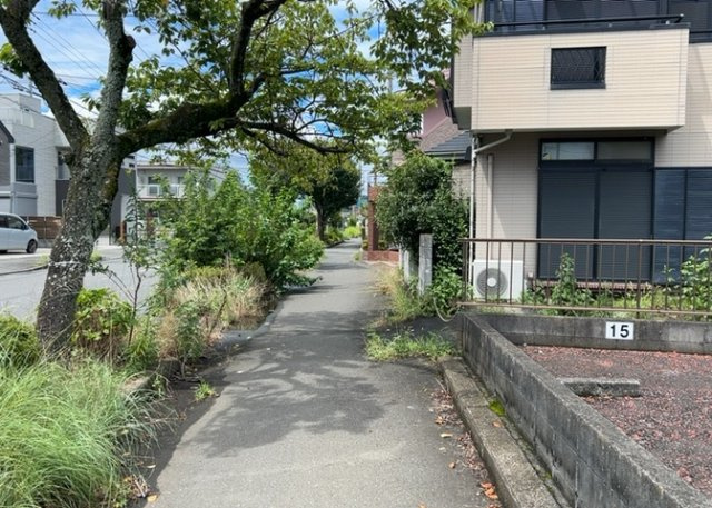 家を建てる場合、方位は要チェックです。現実的に日当たりのよい家ならばリビングは南側、建築基準法でも北側に当たる家への配慮は求められています。土地を見学に行く際は、方位磁針を持って行くようにしましょう。