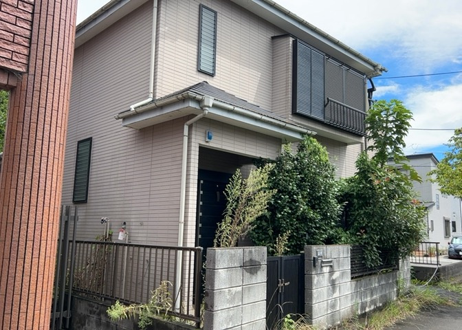土地の前の道路に消火栓が設置されていることがあります。この場合、道路交通法第45条第1項により、駐車禁止の場所が指定されています。そのため、車庫などの駐車スペースをつくることができない場合があります。