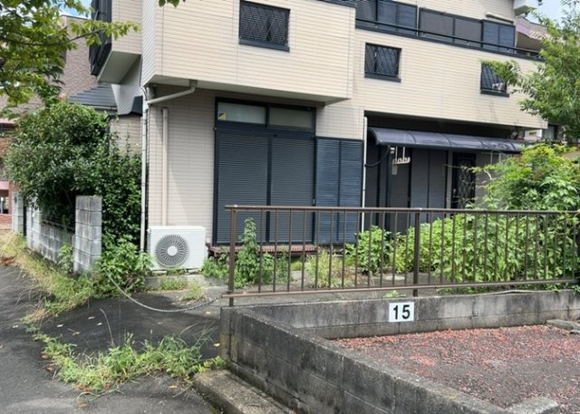 現地に行くなら、物件の周囲の地形がどうなっているかを見ることも大切です。周辺より低くなっている土地では、大雨などで水が集まりやすいため、地盤が弱くなっているということも考えられるため、注意が必要です。