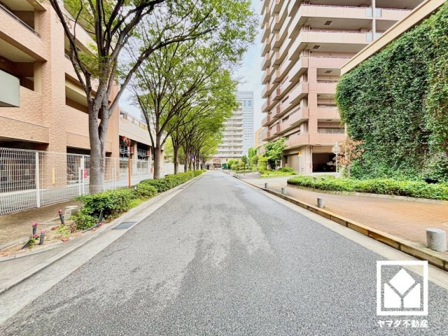 敷地内に駐輪場・バイク置き場を設置（駐輪場：月額200円、バイク置き場：月額2、000円）。駐輪場の出入り口にはドアも備えています。