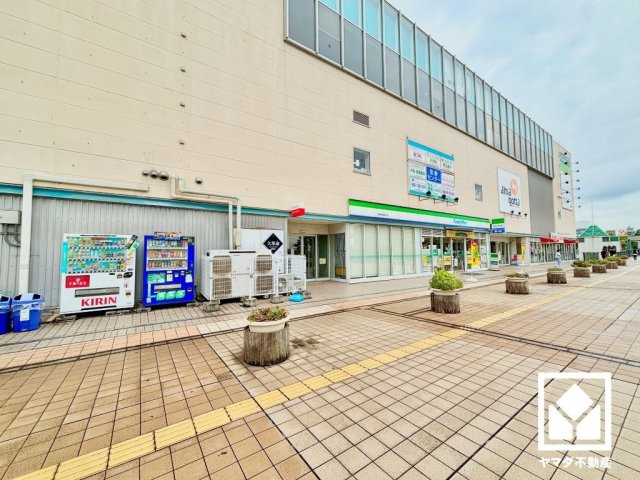 「ファミリーマート阪神尼崎駅北店」まで徒歩3分。日々の急なお買い物や深夜・早朝の備えにも柔軟に対応できる、暮らしの快適性を支えるロケーションです。