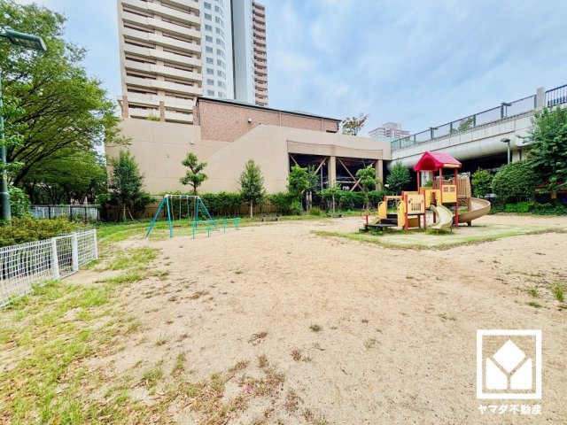 すべり台やブランコを備えた「西大物公園」まで徒歩2分（約96m）。天気の良い日や隙間時間に気軽に利用できて、お子様が遊び疲れて寝てしまってもすぐに家へ帰れる距離感です。