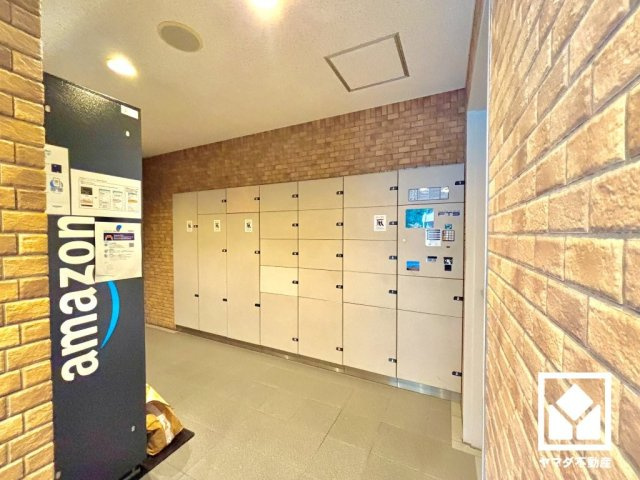 宅配ボックスが設置されています。留守でも安心、荷物の受け取りをスムーズに。