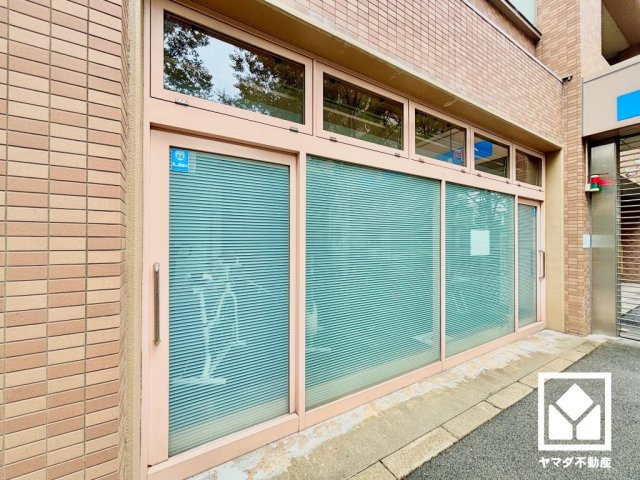 コンシェルジュサービス、温水プール（1回150円）、単純温泉の大浴場（1回150円）、展望デッキ、プライベートガーデン、カフェテラス、フィットネスルームなど共用施設・サービスが充実しています。