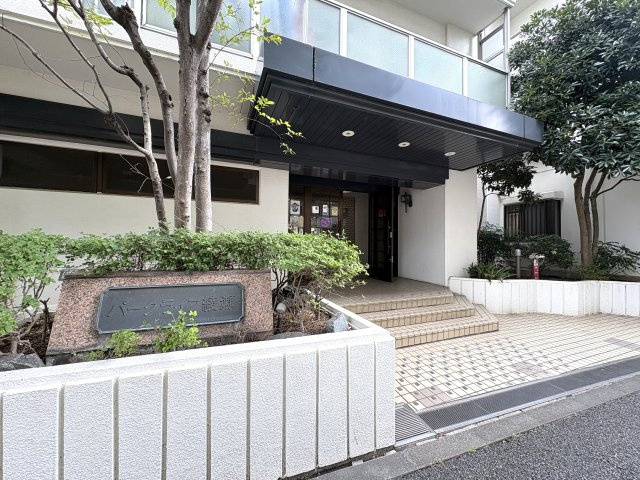 木々が植えられて、心地よい雰囲気のエントランス♪