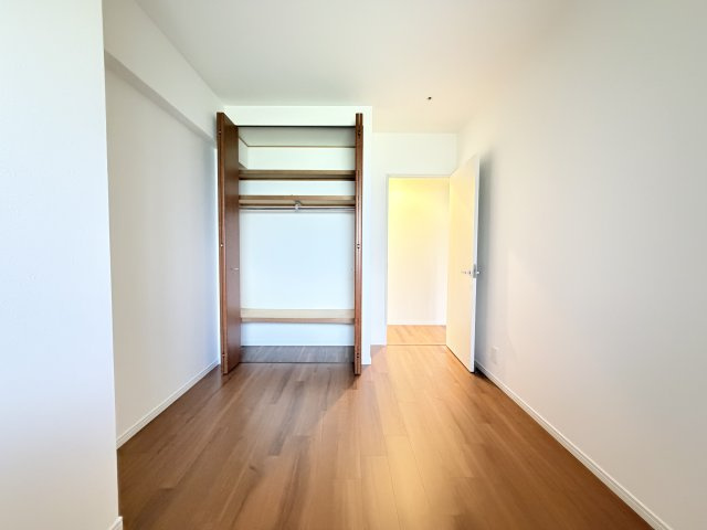 【北東側洋室約5.9帖】広々とした居室です！収納有り！