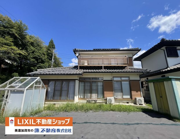 南側の広いお庭は日当たり良好！　家庭菜園やガーデニングも楽しめます♪