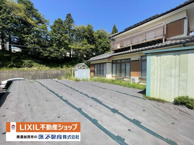 南側の広いお庭は日当たり良好！　家庭菜園やガーデニングも楽しめます♪