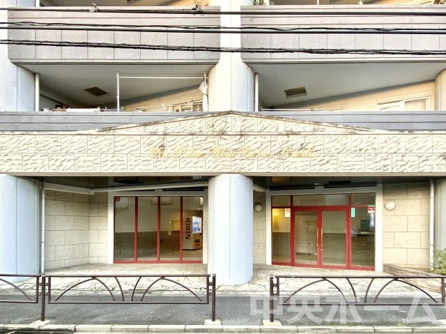 【エントランス】マンションのエントランスは、その物件の印象を決める、顔とも言える場所です。毎日通る場所ですからきれいなのが一番です。エントランス内はオートロックですので暮らしの安全も確保されています。