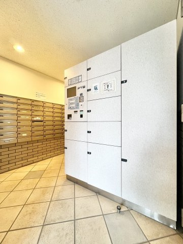 【宅配ボックス】在宅時・不在時に関わらず、居住者の代わりに非対面で宅配物を受け取ってくれる便利な設備です。わかりやすくご説明致しますので見学時にはお部屋だけではなく共用部分もぜひチェックしてください。