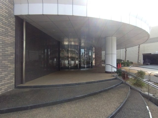 高級感あふれる石張りのエントランスが住まう方や訪れる方を上品にお迎えします。