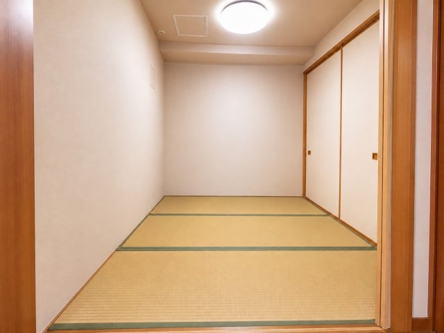 和室約4.5帖。　和室はお子様の遊ぶキッズスペースとしてや、すぐ横になれるほっと一息つける空間です。　※AIを用いて家具家電その他残置物を消去しております。
