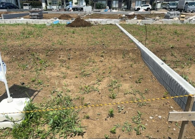 家を建てる場合、方位は要チェックです。現実的に日当たりのよい家ならばリビングは南側、建築基準法でも北側に当たる家への配慮は求められています。土地を見学に行く際は、方位磁針を持って行くようにしましょう。