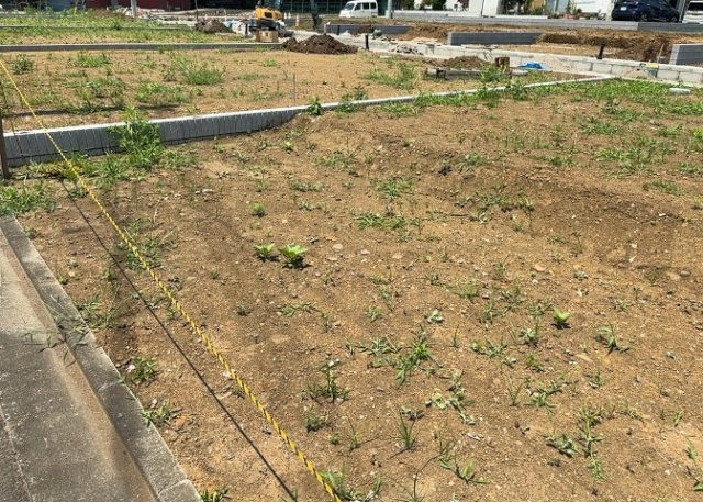 土地の前の道路に消火栓が設置されていることがあります。この場合、道路交通法第45条第1項により、駐車禁止の場所が指定されています。そのため、車庫などの駐車スペースをつくることができない場合があります。