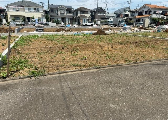 現地に行くなら、物件の周囲の地形がどうなっているかを見ることも大切です。周辺より低くなっている土地では、大雨などで水が集まりやすいため、地盤が弱くなっているということも考えられるため、注意が必要です。