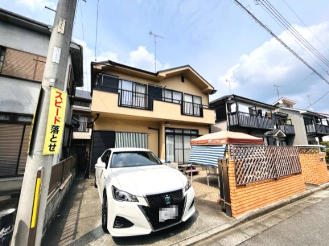 すっきりとした外観デザインに加え、広々としたお庭付きの住まいです♪