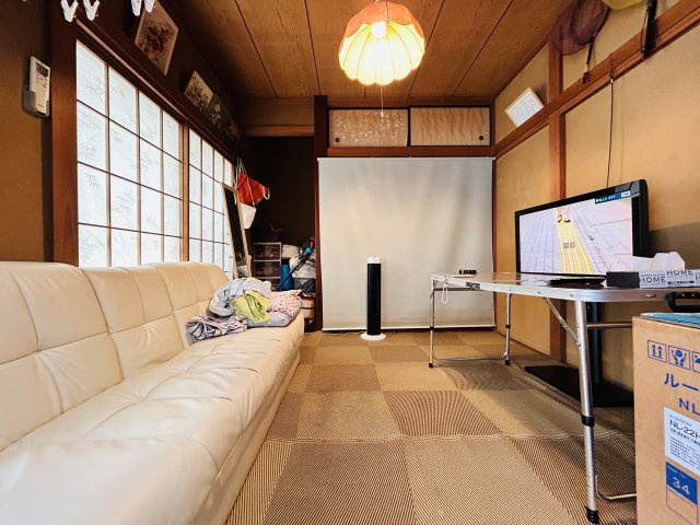 約8.0帖のゆったりとした居間♪　ご家族がくつろぎの時間を過ごせる、居心地の良い空間です◎