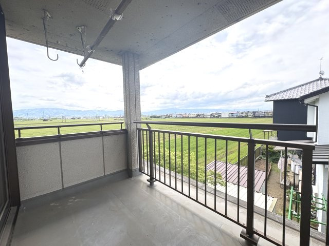 洗濯物もたっぷり干せるゆとりのバルコニー