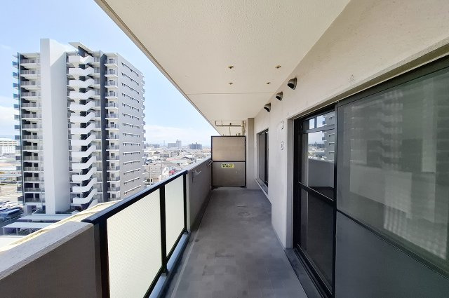 バルコニー：南東向きで日当り良好。洗濯物も気持ちよく干せます。