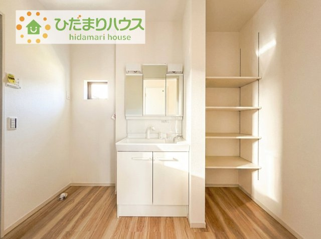 ゆったりとした洗面所には物入れを完備！タオルや洗剤をしまえます(^^)/