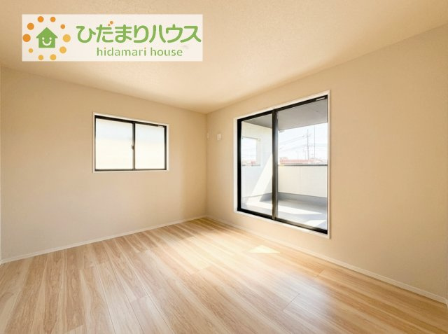バルコニーに面していて、たっぷり光りの入る明るい主寝室です！