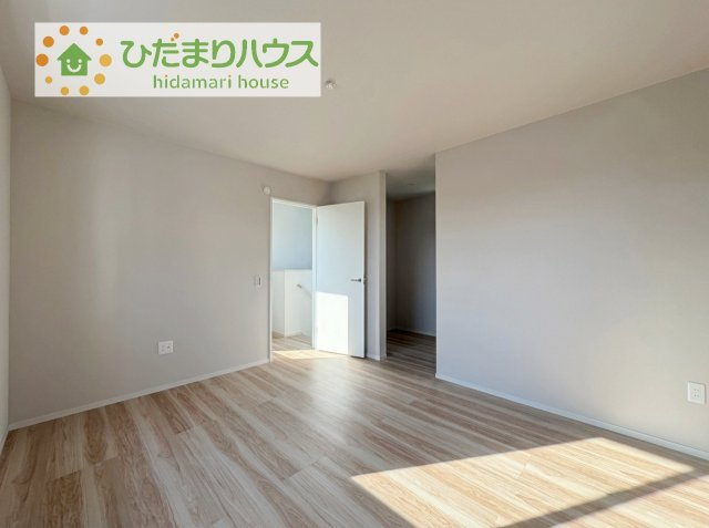 広めの主寝室は、ベッドの他にもパソコンデスクやドレッサーなども置けちゃいます(*^-^*)