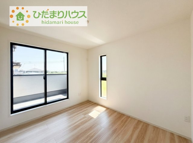 バルコニーに面していて、たっぷり光りの入る明るい子供部屋です！