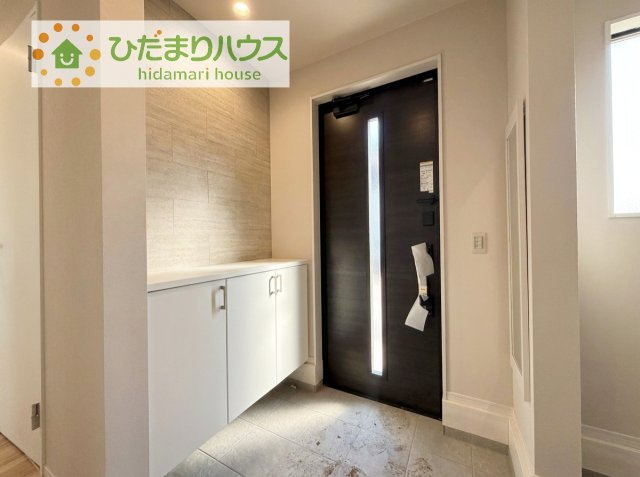 毎日「行ってきます」「ただいま」をいう玄関は明るく光が差し込みます♪