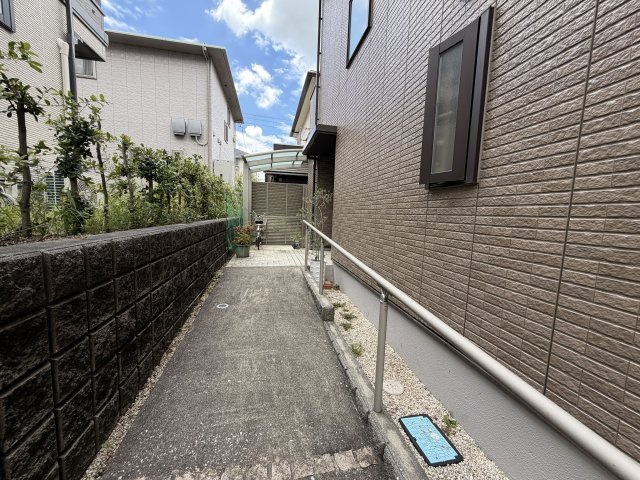 玄関までのアプローチはスロープ＆手すりでもしもの場合にも安心です！