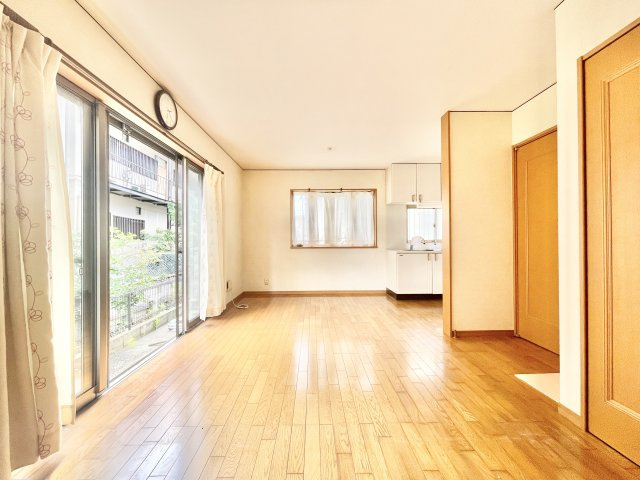 南向きに大きく開口を設けた窓のある、明るく開放的なリビング♪居心地の良いリビングは家族が自然と集まり団らんを生む♪