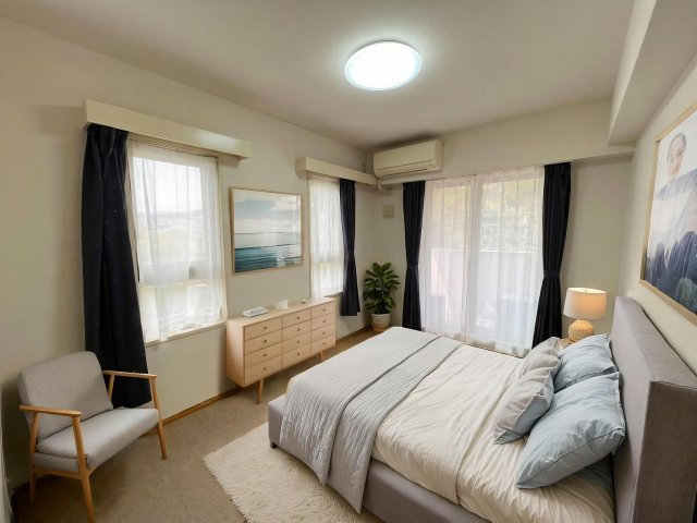 2つの窓から光が差し込む、明るく爽やかなお部屋。　※AI加工で家具を追加しております。現況を優先いたします。