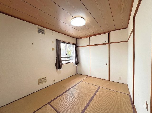 リビング＋和室の一体感！広々過ごせる開放的レイアウト。　居住中のため、AIで家具を消しております。　※現況を優先いたします。