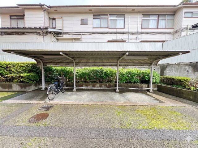 【敷地内・屋根付き駐輪場】雨に濡れずサビにくい快適設備！　