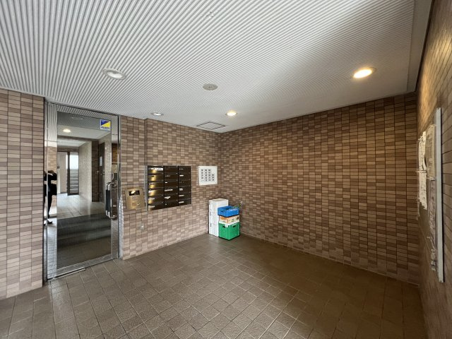 オートロック付きのエントランスとなっております。　