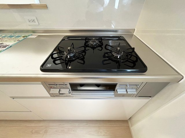 三ツ口のコンロは安全装置付き。お料理のレパートリーも提供時間も自由自在