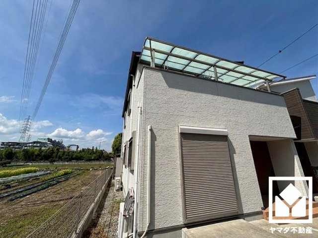 リビングの窓はシャッター雨戸付きでセキュリティやプライバシーにも配慮されています。台風などによる飛来物からの保護、また防音・断熱効果もあり居住性を高めます。
