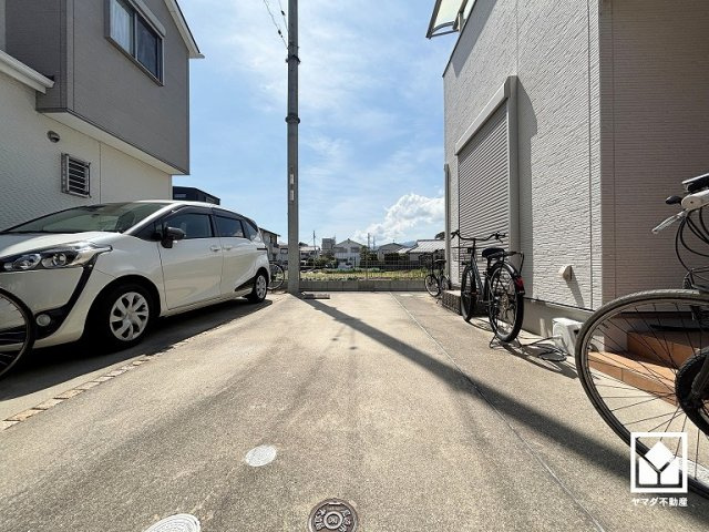 駐車スペース確保。玄関のそばで荷物の上げ下ろしができるので便利です。重い荷物や雨の日の移動もスムーズで、快適なカーライフを実現。