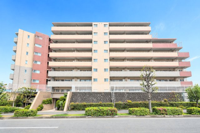 ◆堂々たる趣ながら、主張し過ぎずどこか余裕を感じさせるシャープなフォルムで佇む邸宅は、晴天の空と照らし合わせる事で、本来あるべき完成形の姿を見せてくれます。